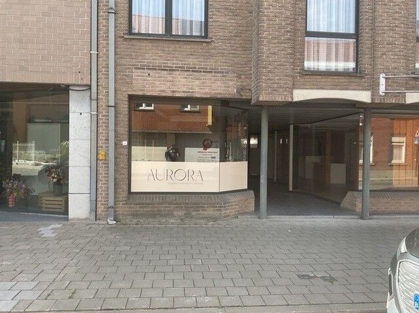 Commercieel gelegen pand gelegen te Desselgem (deelgemeente Waregem): Momenteel gebruikt voor kapsalon Kan perfect als winkel uitgebaat worden Bent U